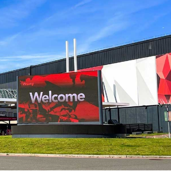 What Are The Features Of An Outdoor LED Display Screen? | ZHANXIN